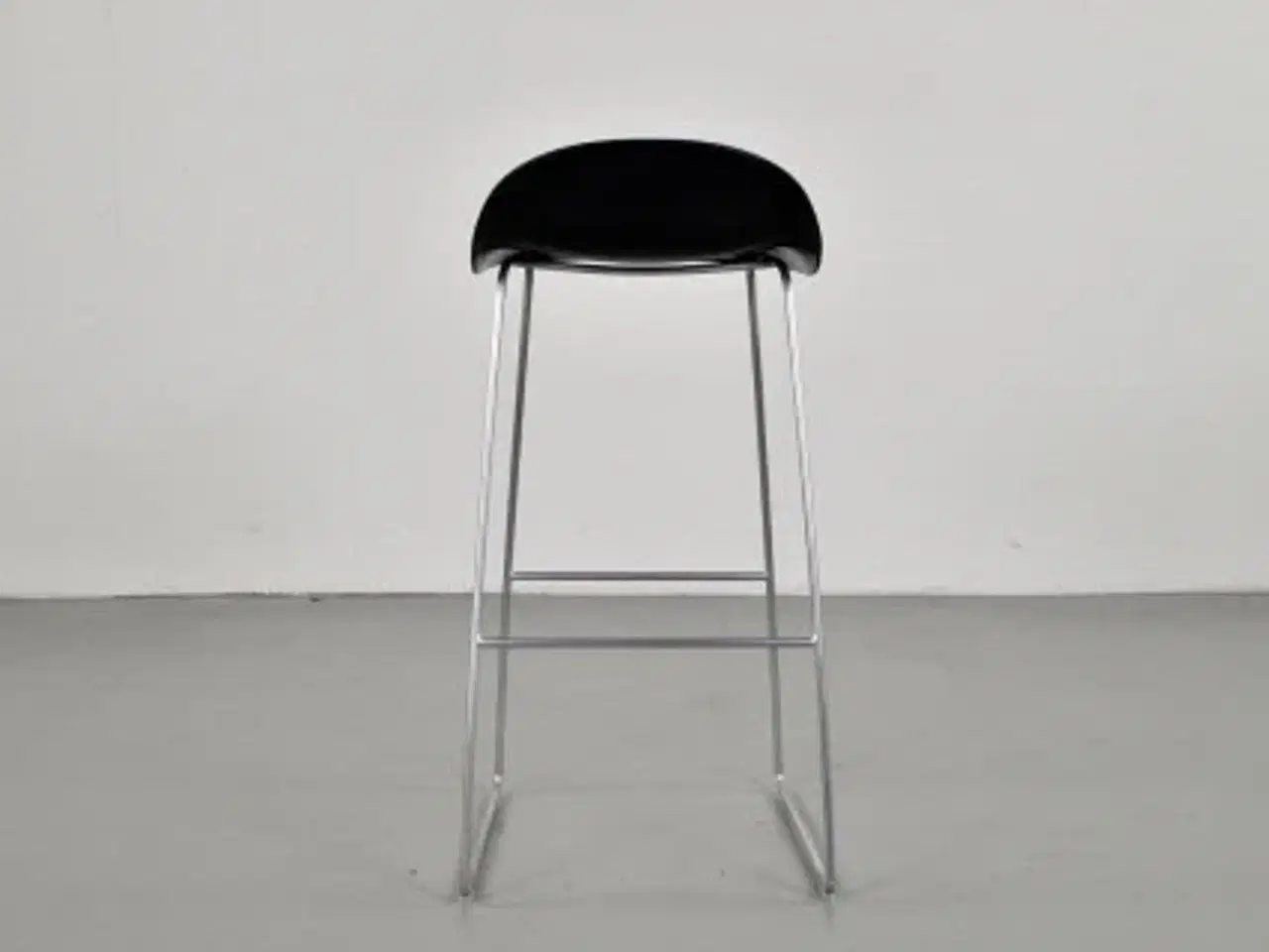 Billede 3 - Gubi barstol i sort på stel i mat stål