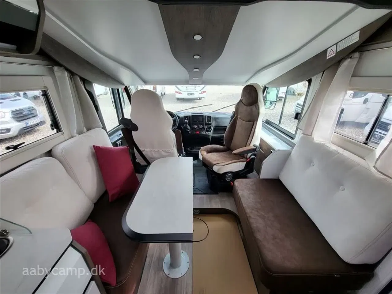 Billede 8 - 2020 - Benimar Amphitryon 957   Lave enkeltsenge. ende badeværelse.face to face siddegruppe.