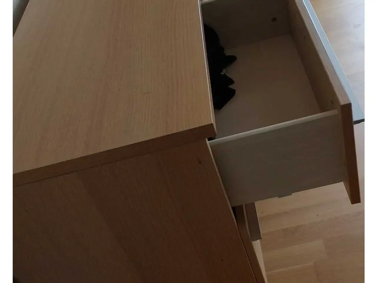 Billede 3 - Elegant og velholdt egetræs skænk sælges 