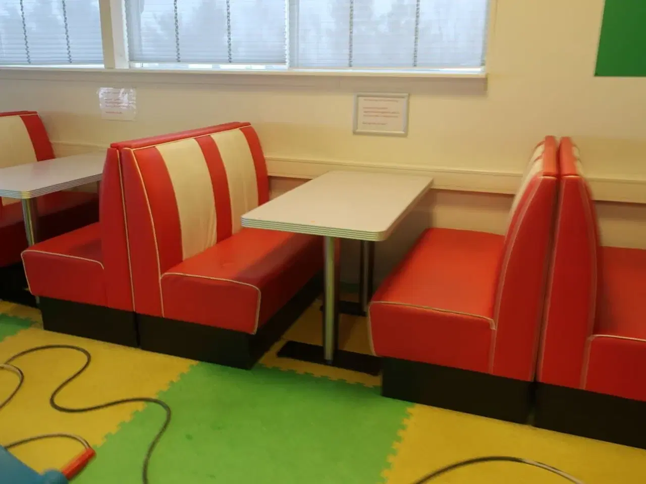 Billede 4 - 12 stk. bænke samt 6 stk. spiseborde