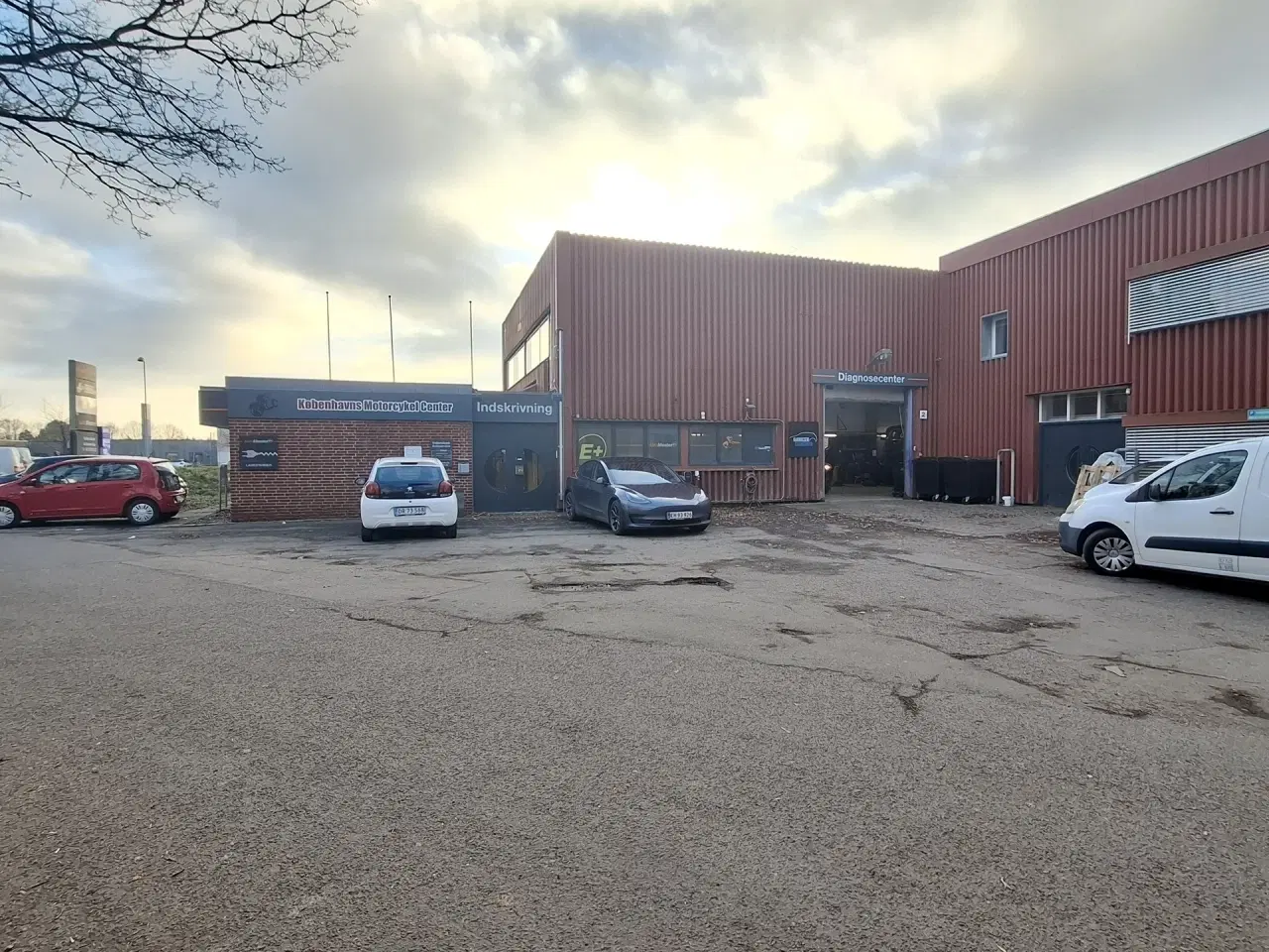 Billede 13 - AUTOVÆRGSTED eller LAGER med store Port. Centralt beliggende ved 2 motorvejstilkørsler. Stort udeareal til præsentation af biler.