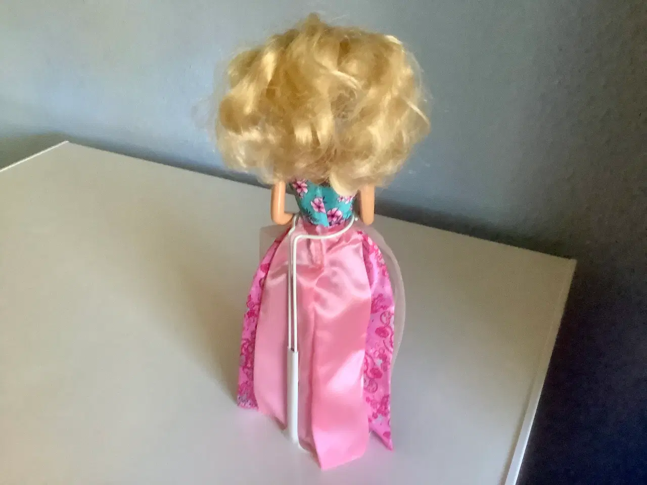 Billede 4 - Petra dukke med tøj.