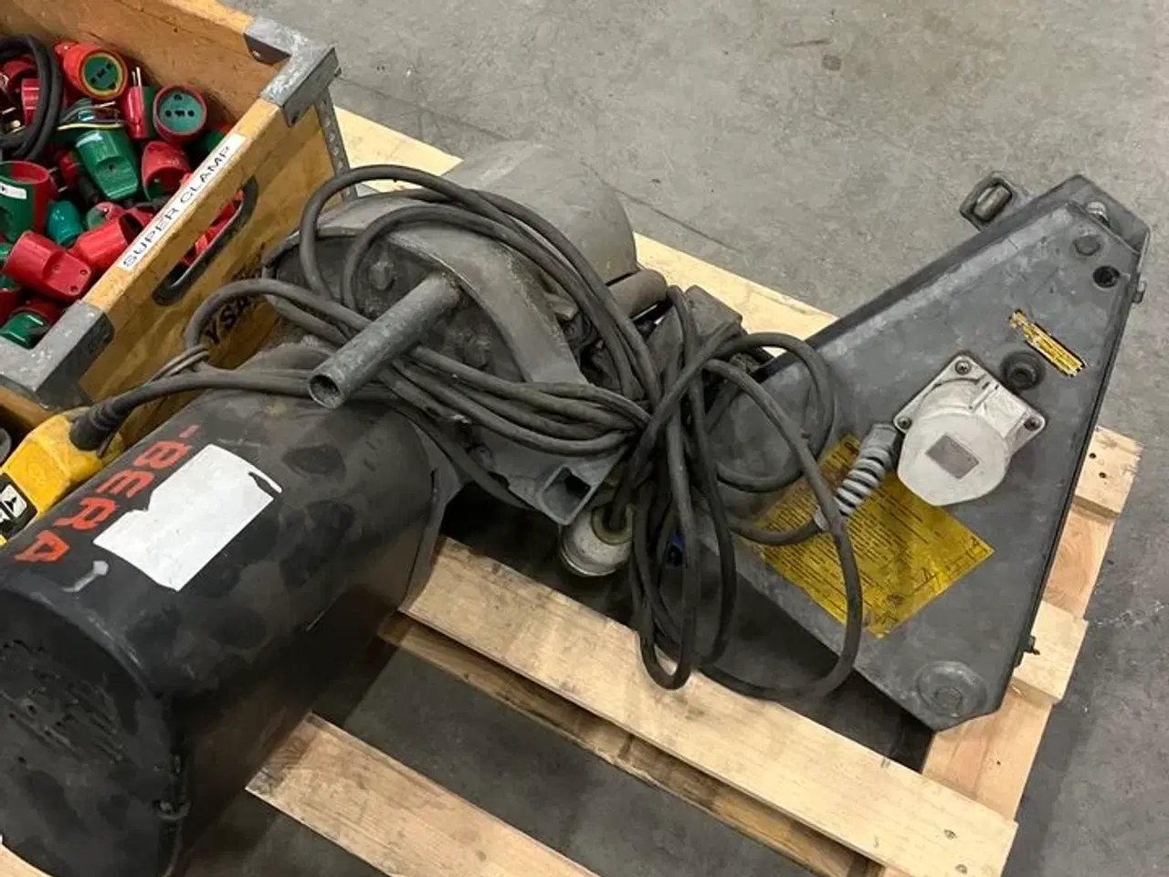 Billede 2 - Motor hejs, div 230v stik, gulv konsoller