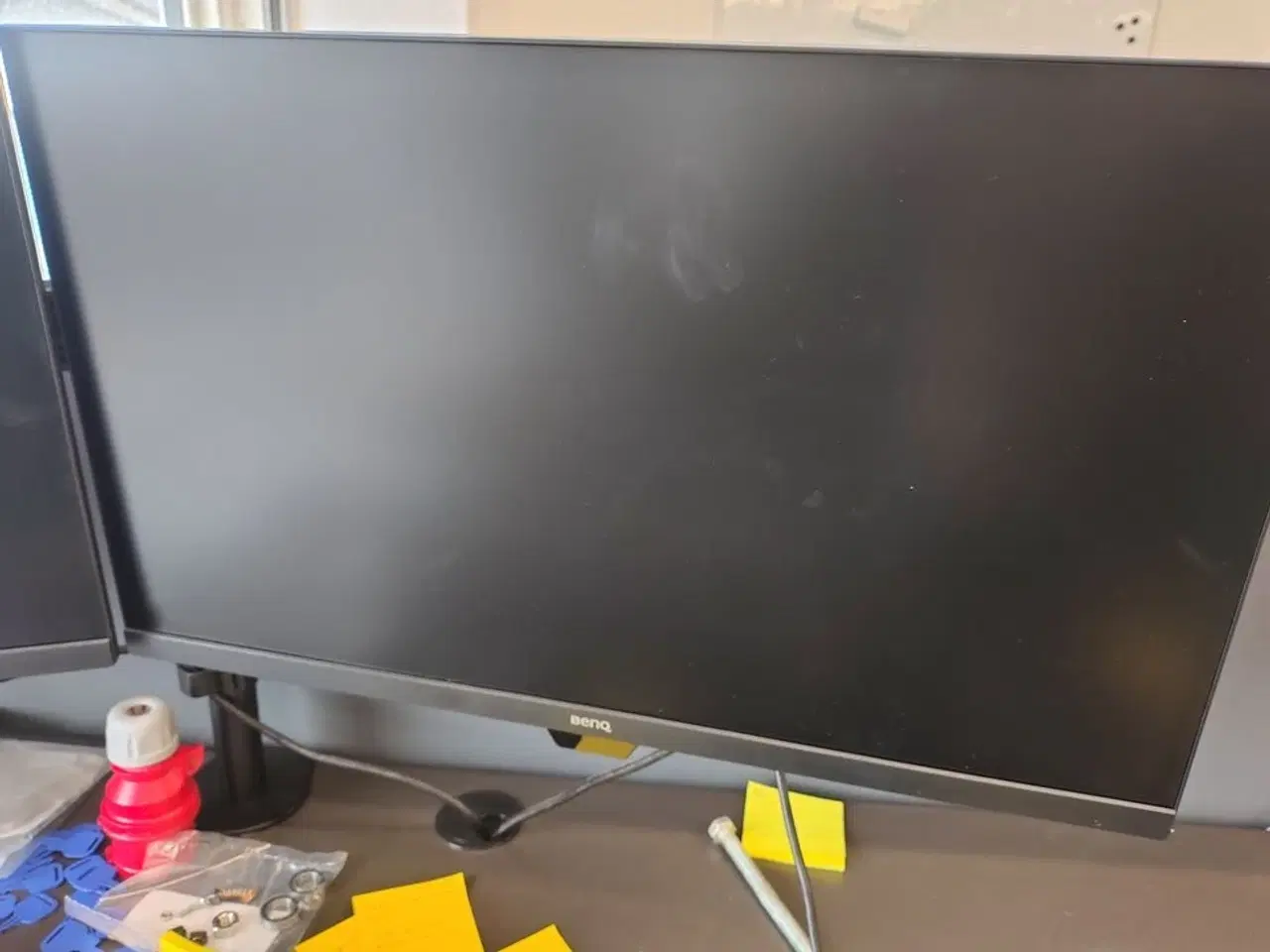 Billede 2 - To Benq skærme på stativ 27"