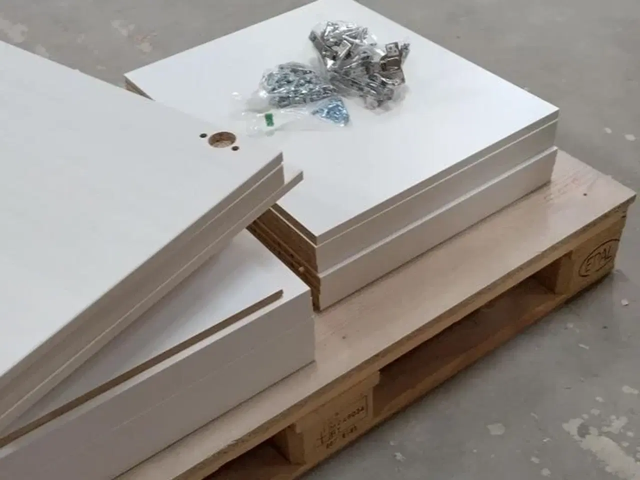 Billede 2 - 4 stk. usamlet underskabe H: 70,4 x B: 50 x D: 60,0 med låge og 4 hylder