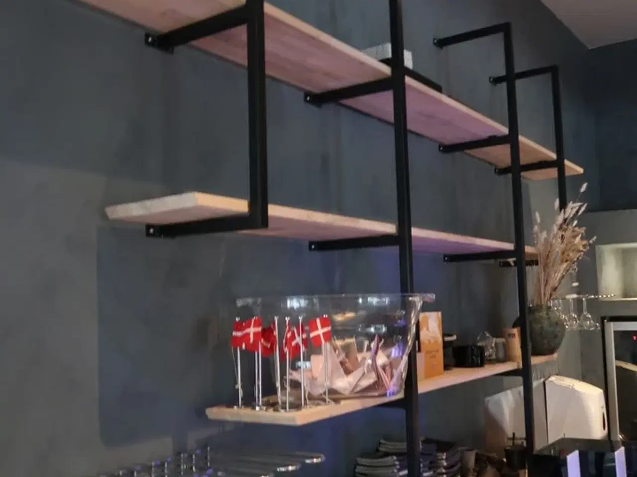 Billede 2 - Reol med indhold