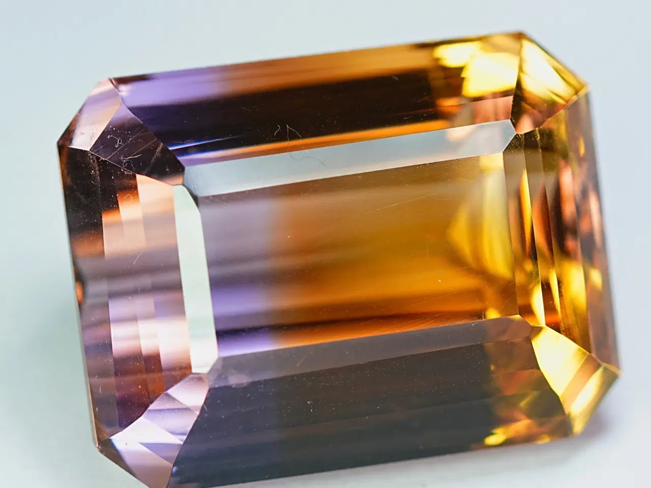 Billede 1 - Ametrin - 65.07 ct - International Colored Gemston