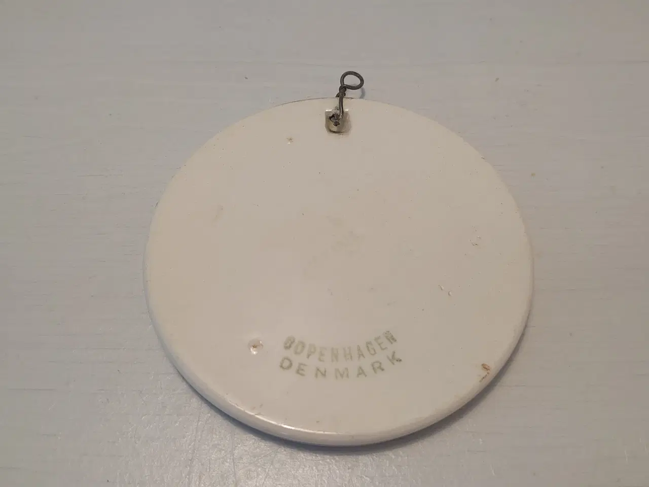 Billede 2 - Børnehjælpsdagen platte fra 1919. Diameter 9cm.