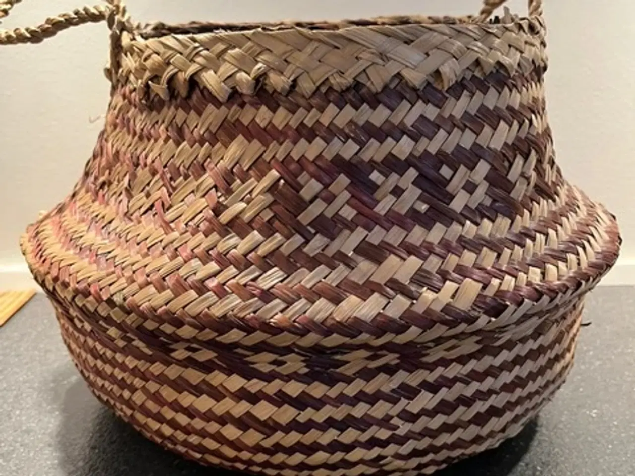 Billede 2 - Flettet kurv i naturmateriale med mønster og hanke