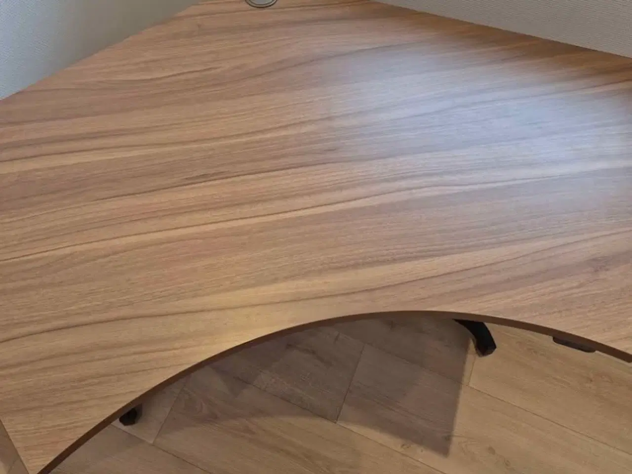 Billede 3 - Hæve-/sænkebord med sort stel