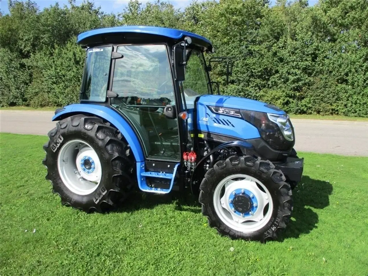 Billede 9 - Solis 60 Med Lukket kabine, klima anlæg og vendegear på. En virkelig lækker traktor til små penge.