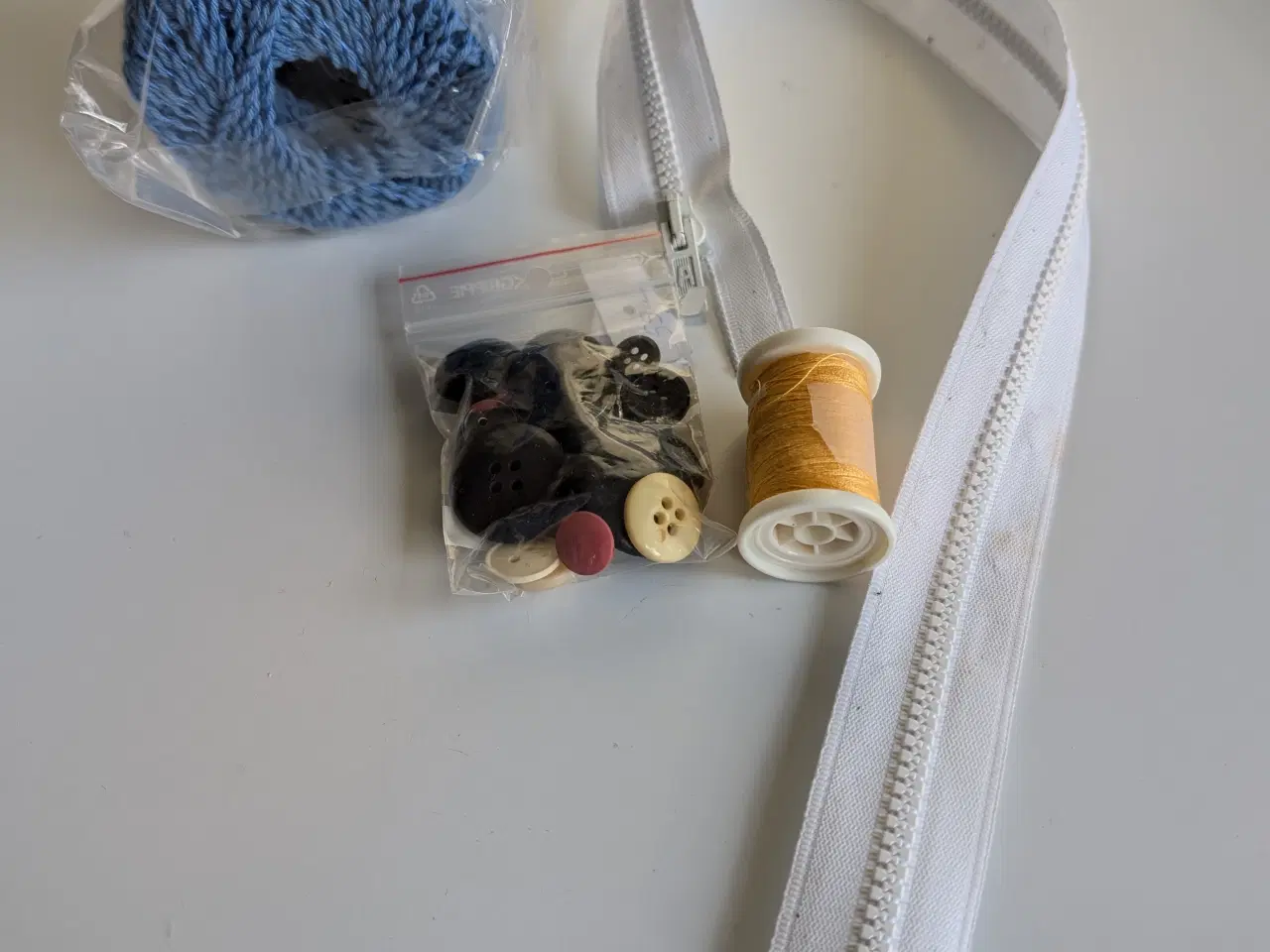 Billede 1 - Lynlås 55 cm, garn, sytråd, knapper 