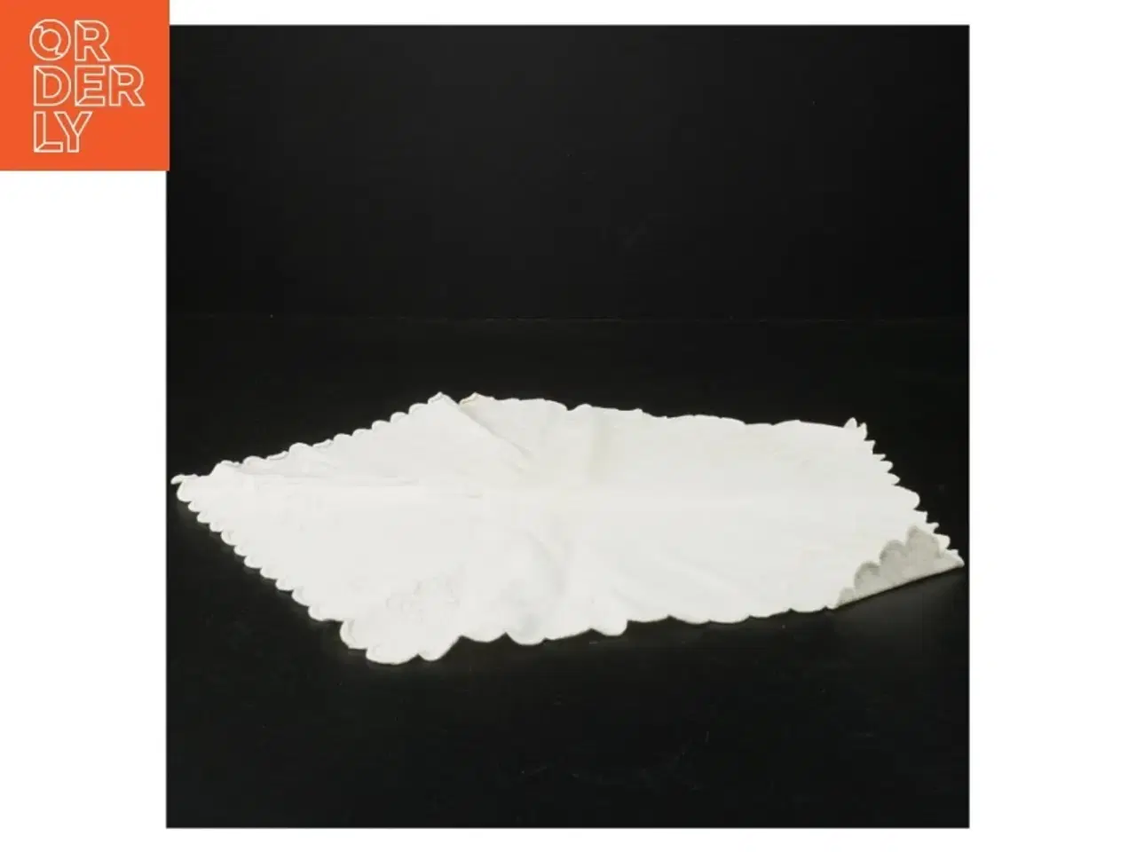 Billede 1 - Broderet serviet (str. 33 x 34 cm)