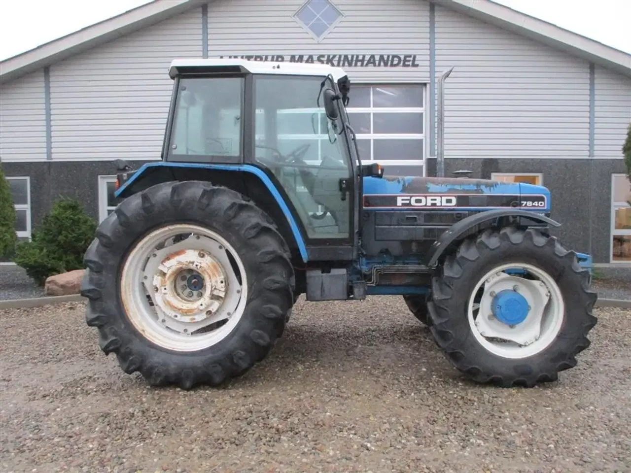 Billede 10 - New Holland 7840 SLE, med rigtig god dæk montering og knap på vendergearet.