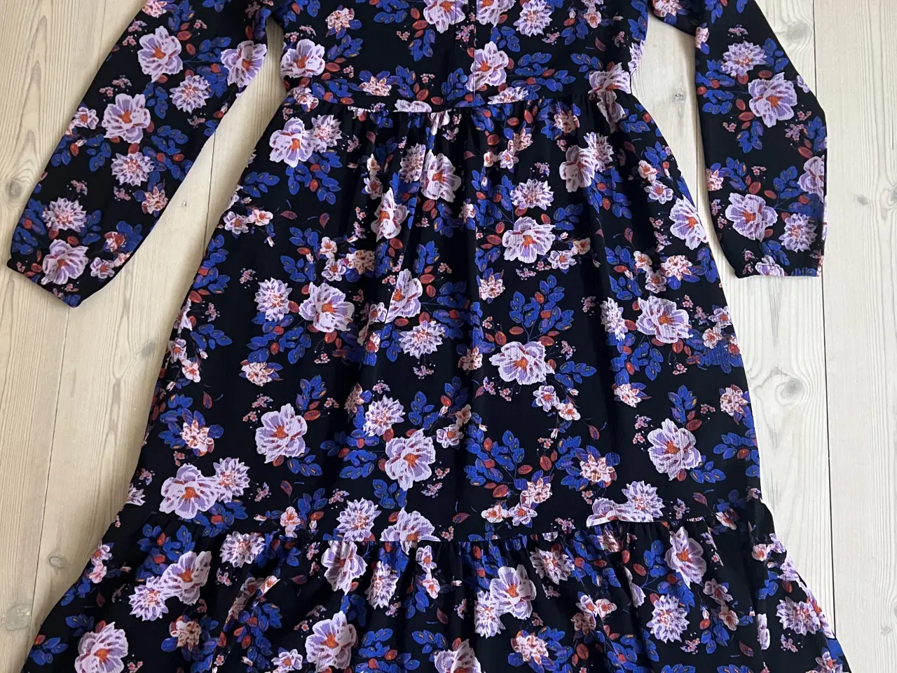 Billede 1 - Kjole med blomster 