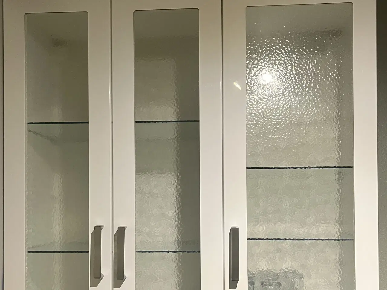 Billede 1 - 2 stk Køkken glasskabe