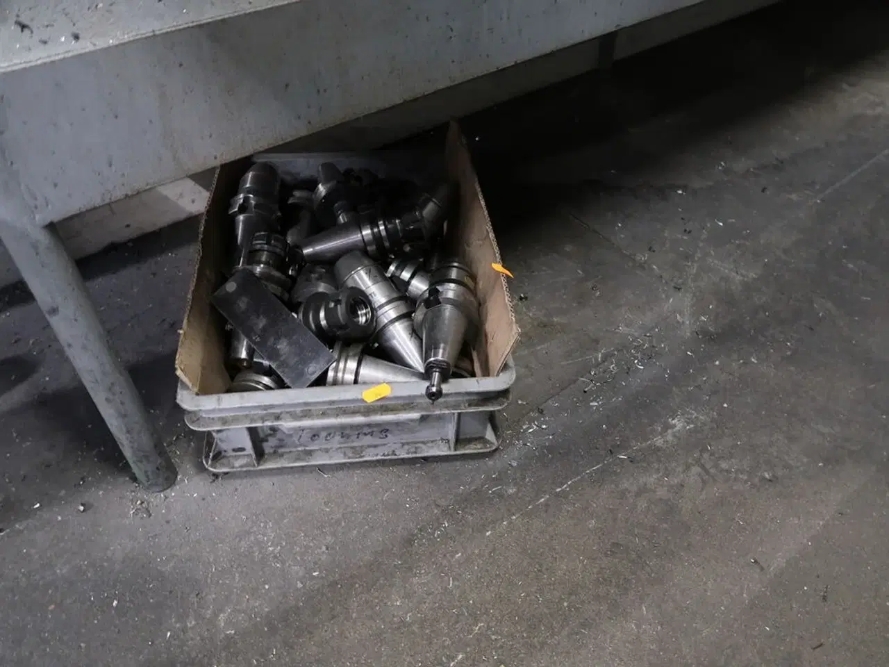 Billede 4 - Reol med div. Holdere til værktøj