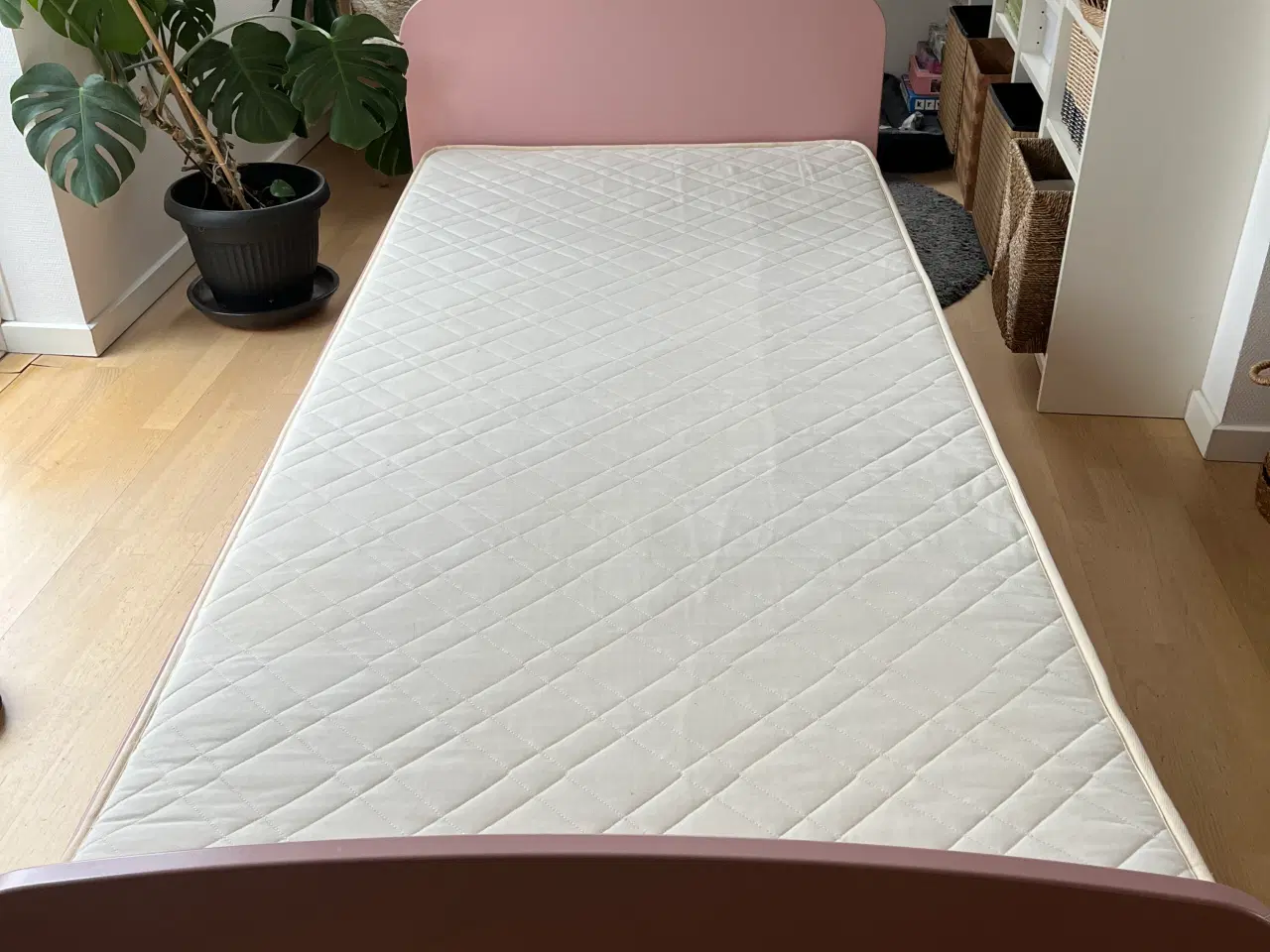 Billede 1 - Næsten ubrugt Flexa-seng med allergi-venlig madras