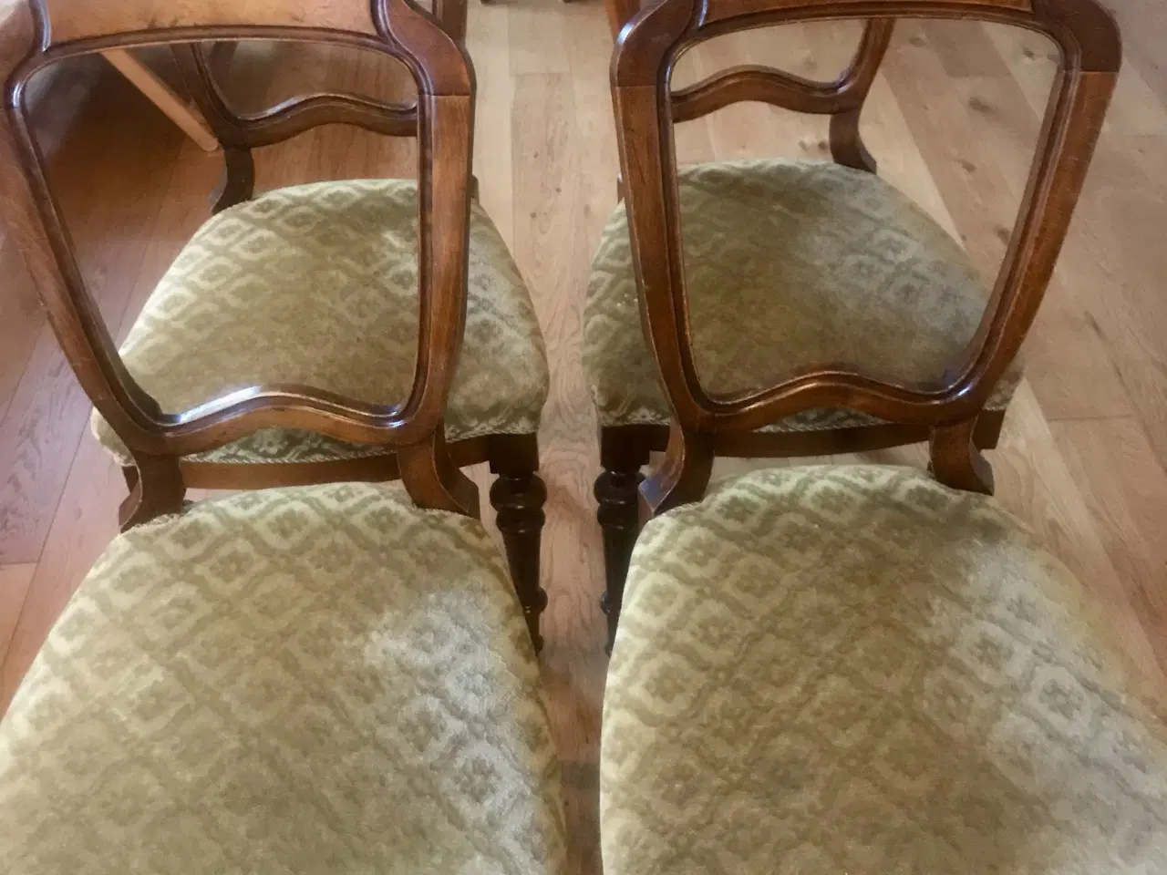 Billede 1 - 4 antikke maghonistole/ evt valnød.