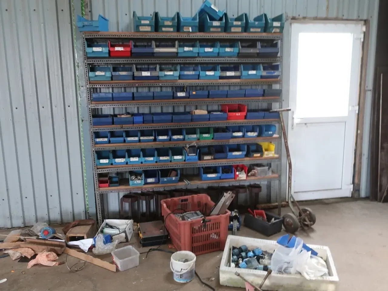 Billede 14 - 2 stk. rullebukke, paller, reoler, reservedele, værktøj, stiger m.m.