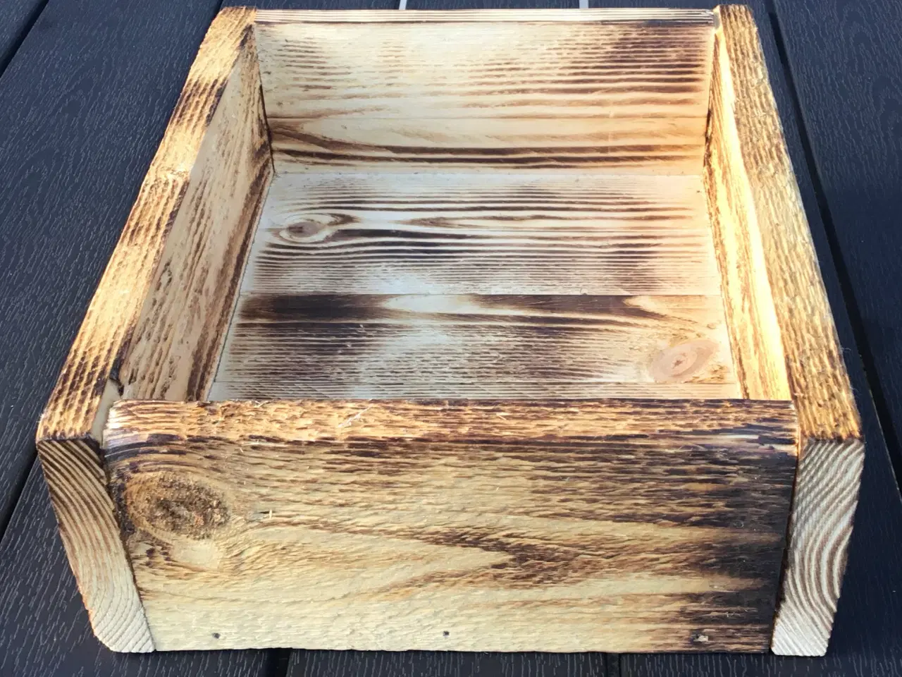 Billede 2 - Overflade brændt bakke i genbrugstræ  25 x 30