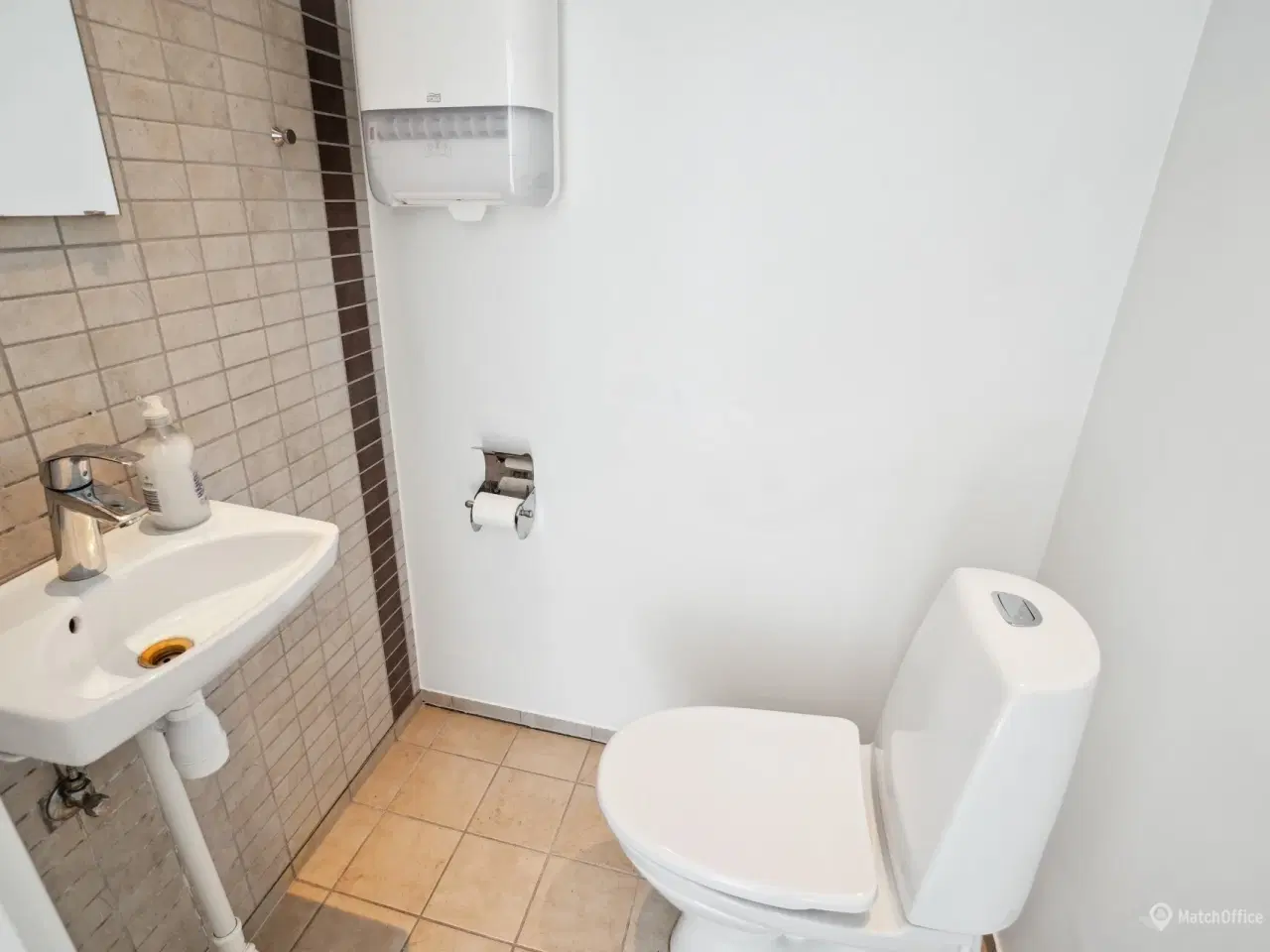 Billede 12 - Nyistandsat værkstedskontor på Jagtvej med parkering