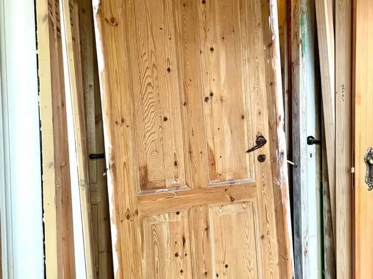 Billede 2 - Dannebrogsdør; afsyret og ludbehandlet, m. karm