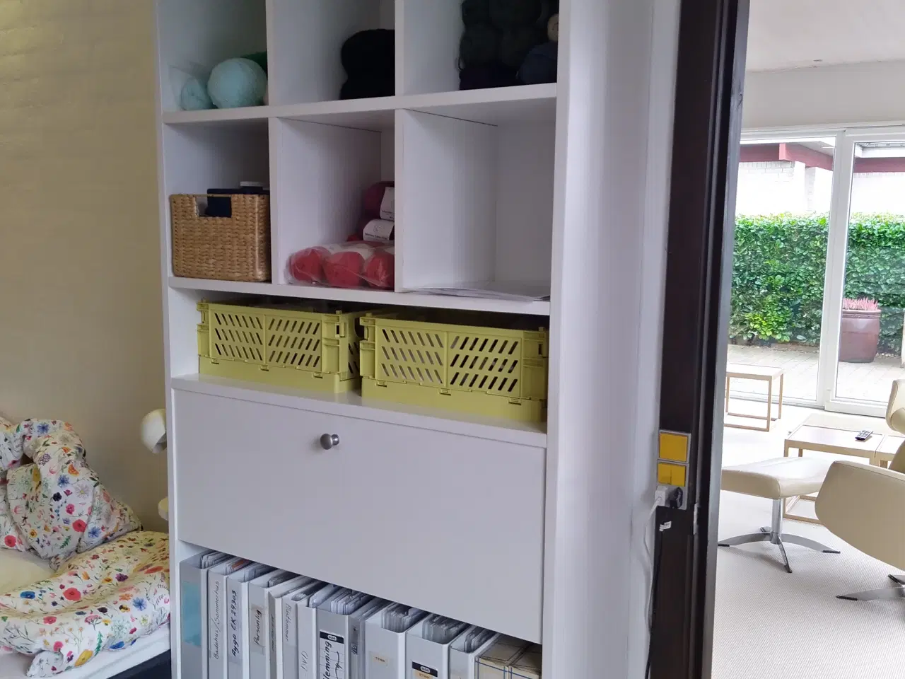 Billede 2 - Hvidmalet væghængt teaktræs reolsystem