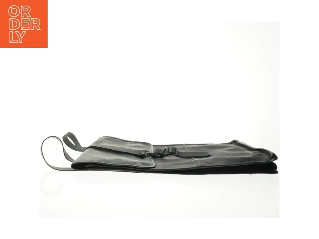 Billede 6 - Rains - Sort skuldertaske i læderlook fra Rains (str. 29x51 cm)