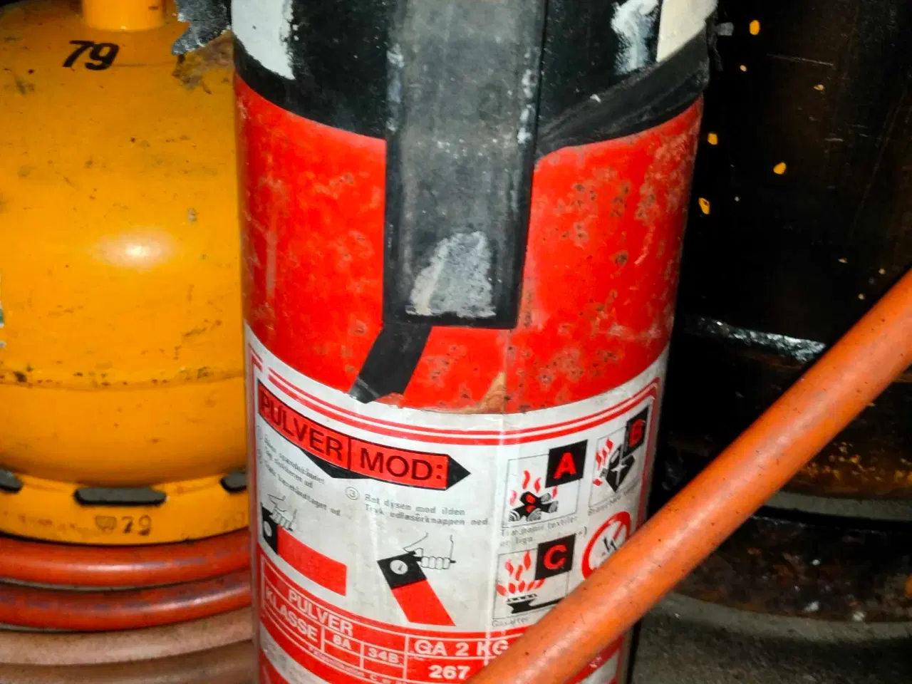 Billede 6 - Varmekanon med 3 flasker gas samt brandslukker