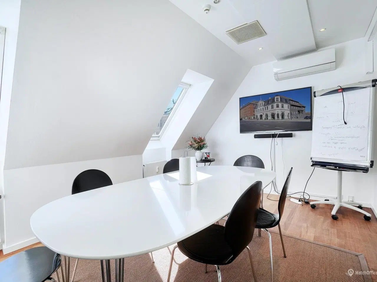 Billede 12 - Kontor i Hellerups smørhul med store glaspartier og kig til Øresund