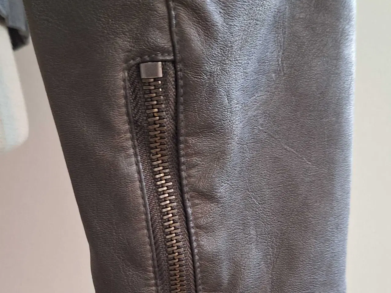 Billede 5 - Red One Original imiteret skindjakke str. 38