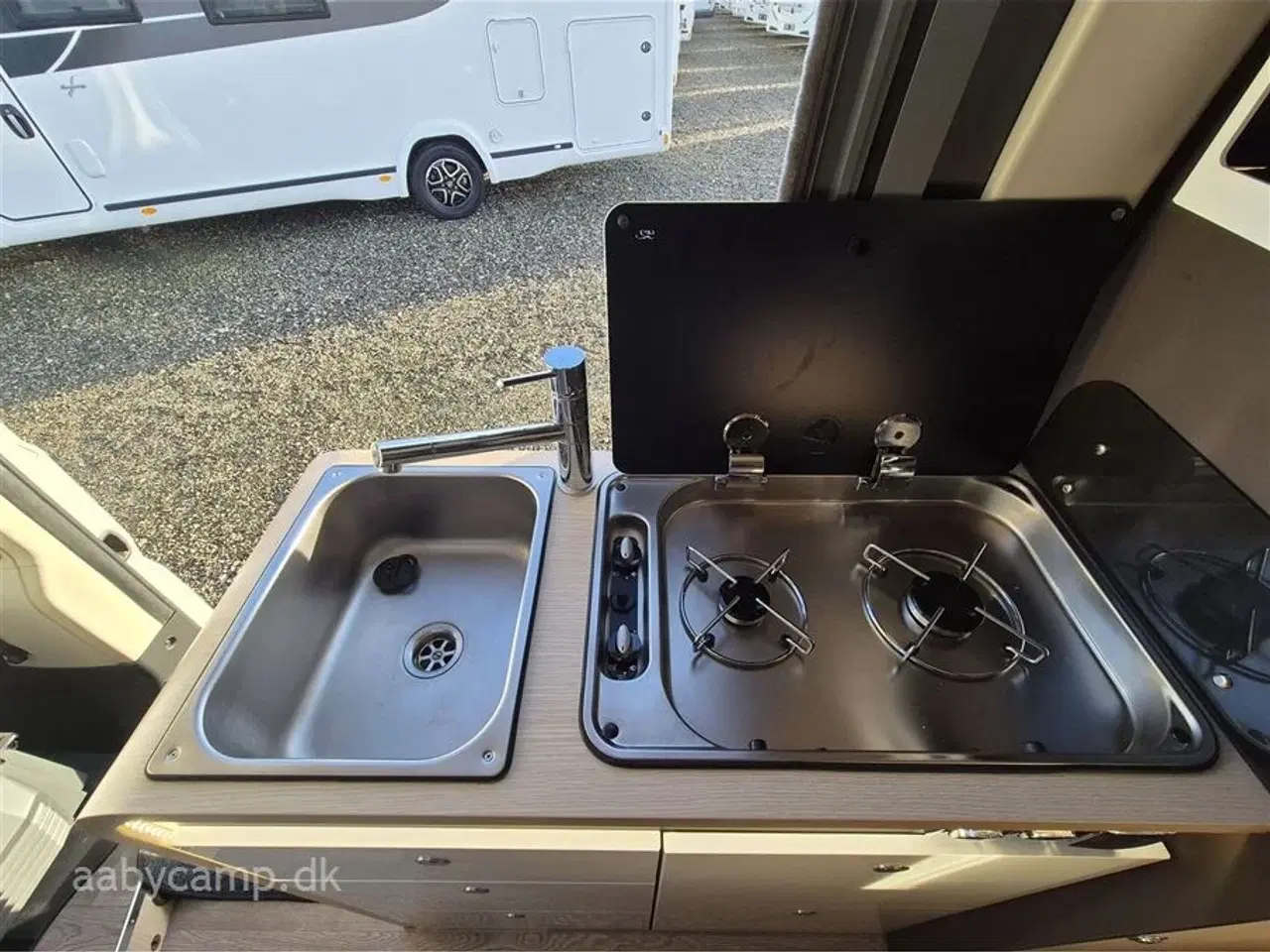 Billede 9 - 2024 - Autostar van V630LI Design Edition   Automatgear. markise. solceller. 200 Ah lithium batteri. 2000w inverter. maxxfan. Fyldegas. anhængertræk. undervognsbehandlet. Gasudtag. cykelstativ.