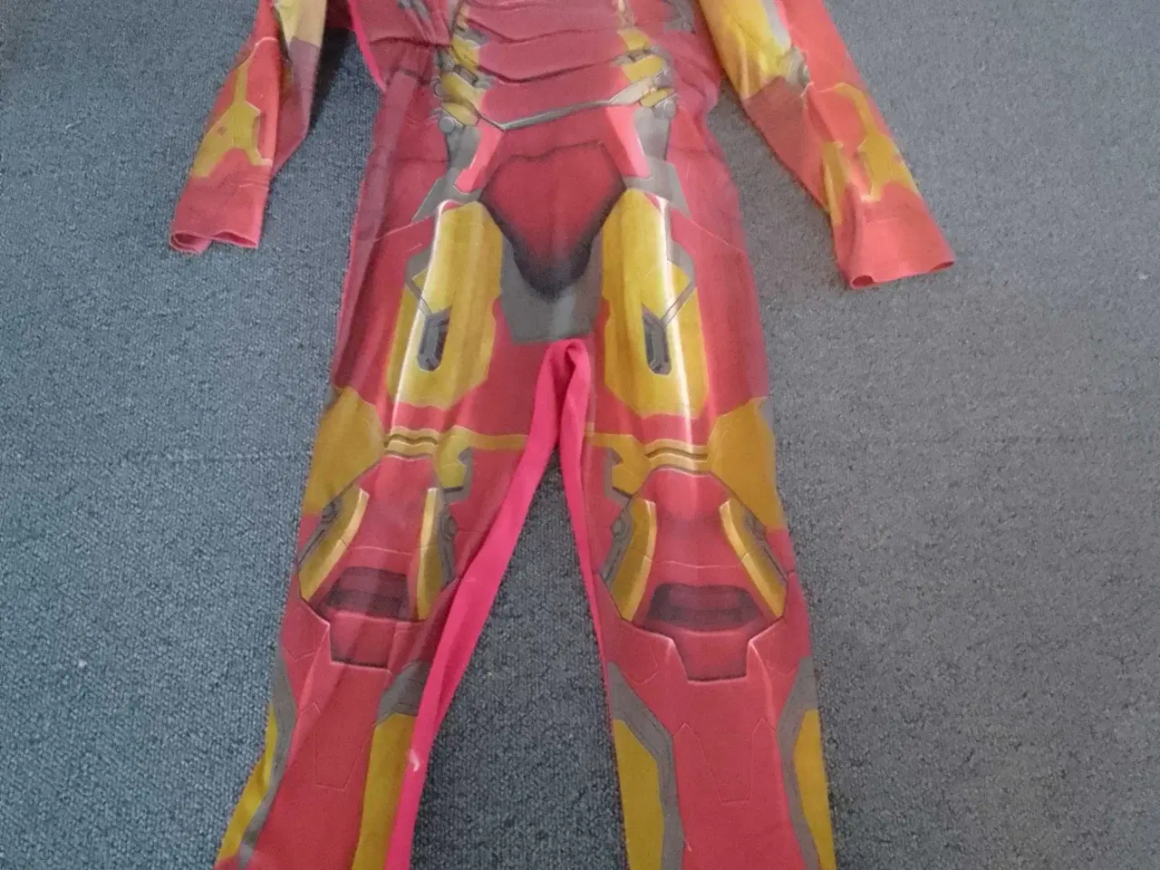 Billede 1 - iroman kostume  Med indbygget muskler  Str 128