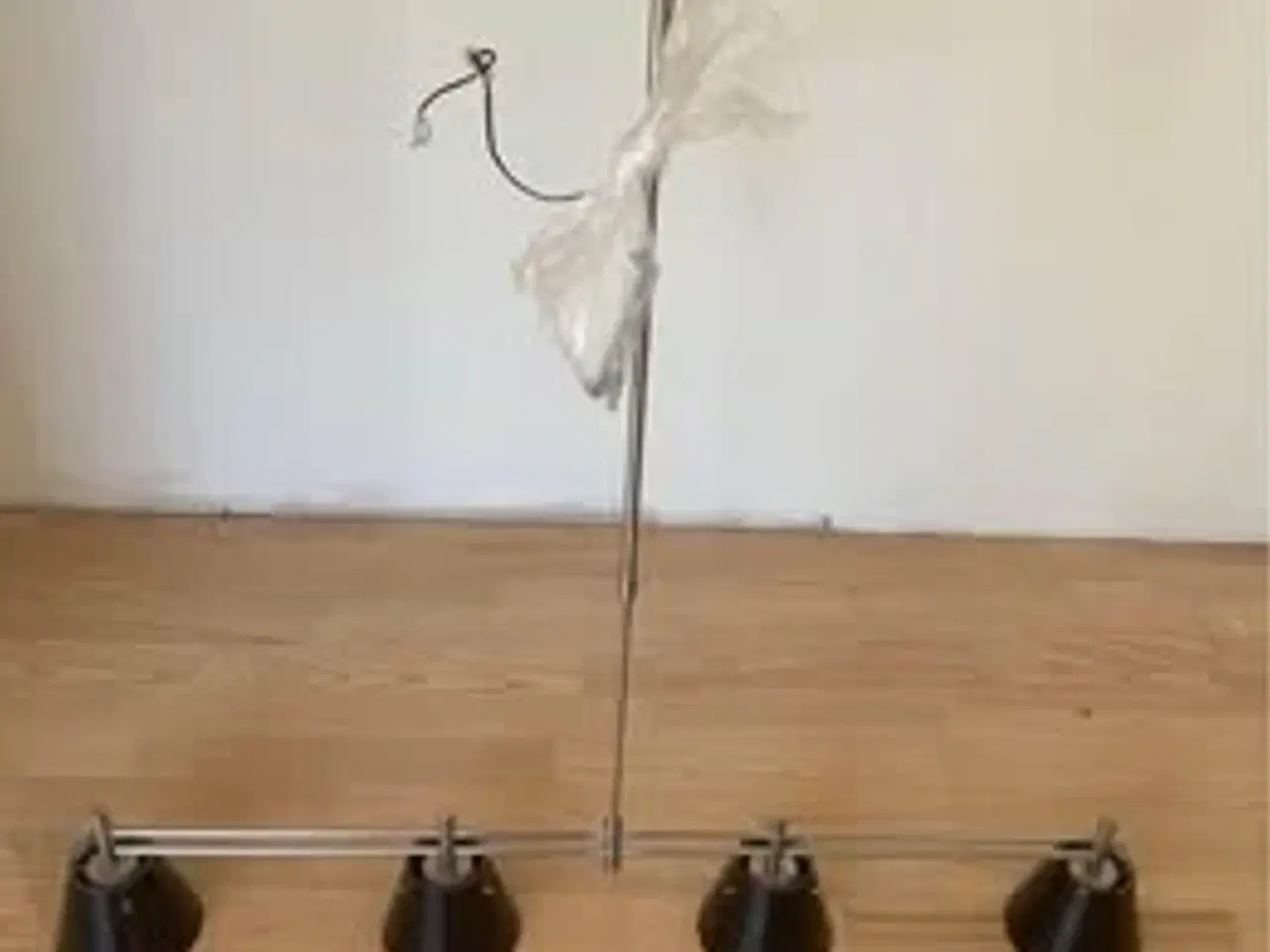 Billede 1 - Flot bordlampe i metal og farvet glas