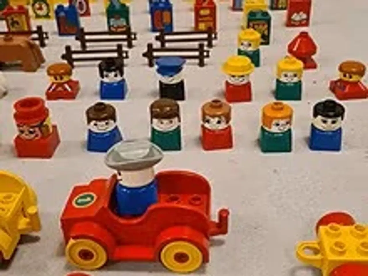 Billede 4 - LEGO DUPLO byggesæt med tog og figurer
