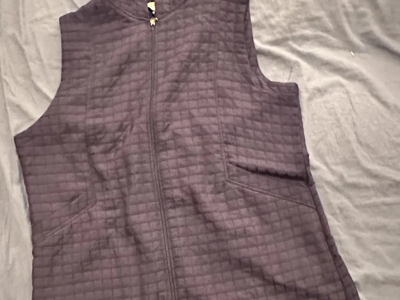 Billede 2 - Lang vest med hætte 