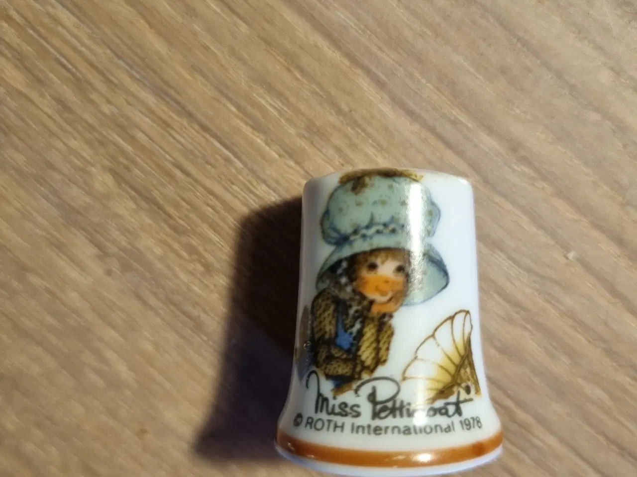 Billede 1 - Miss Petticoat fingerbøl