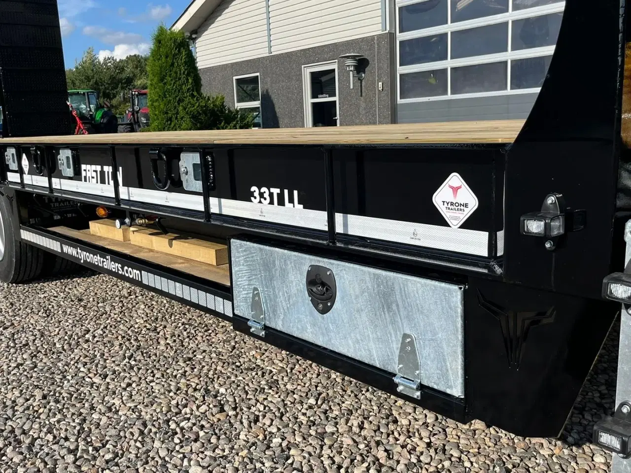 Billede 15 - Tyrone 33TLL LANG MODEL med kombi bremser, både luft og hydrauliske bremser. Affjedret træk og affjedret aksler. Med hydrauliske ramper og værktøjskasse