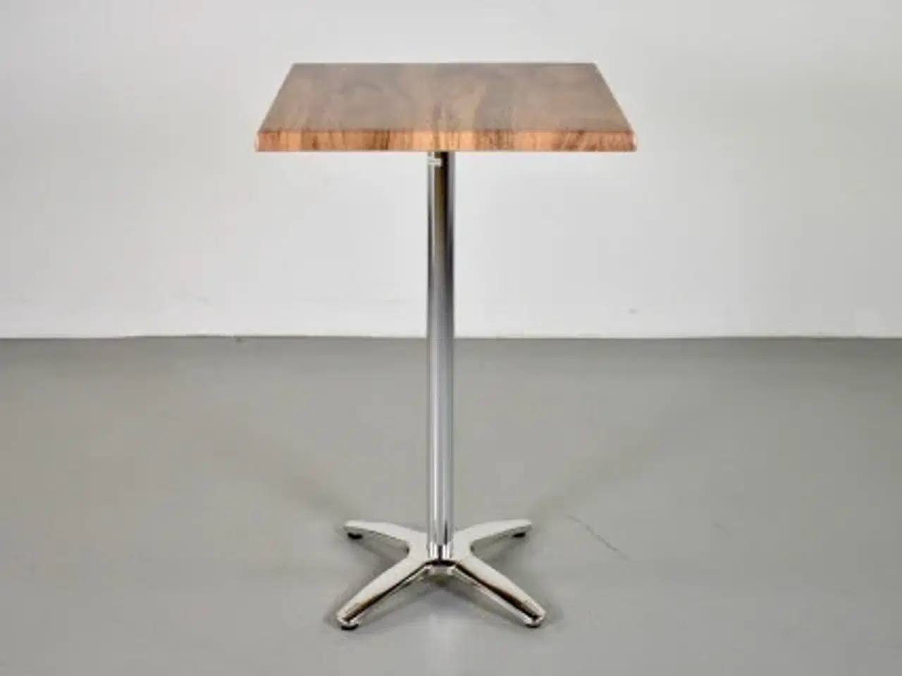 Billede 4 - Højt cafébord med egestruktur og stel af poleret aluminium