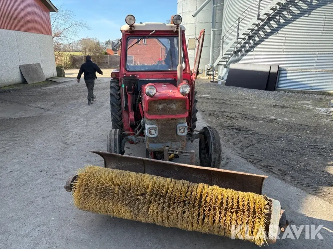 Billede 4 - Traktor Massey Ferguson 135 med fejekost