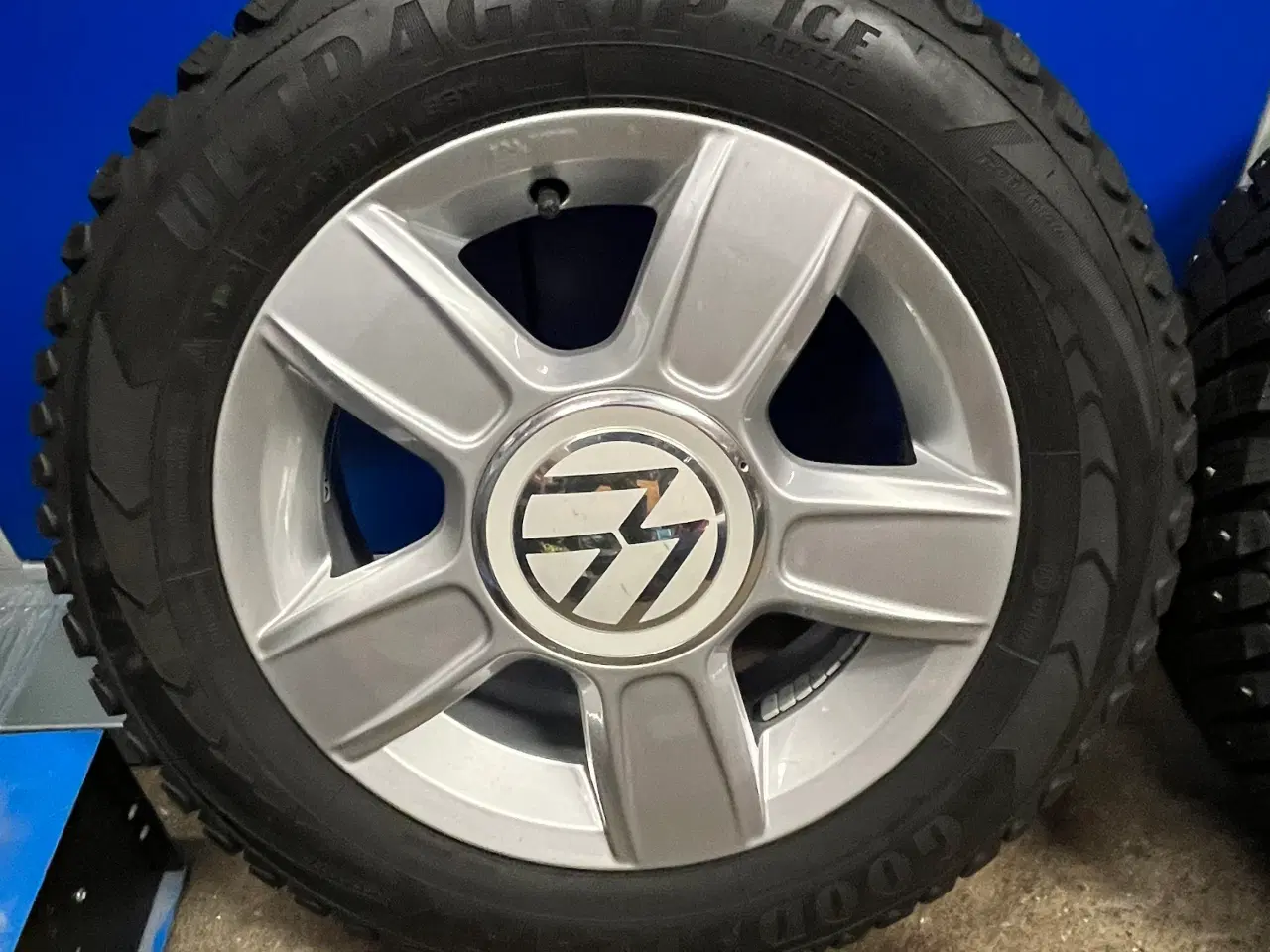 Billede 1 - Vw-Up fabriks nye alufælge med grove vinterdæk