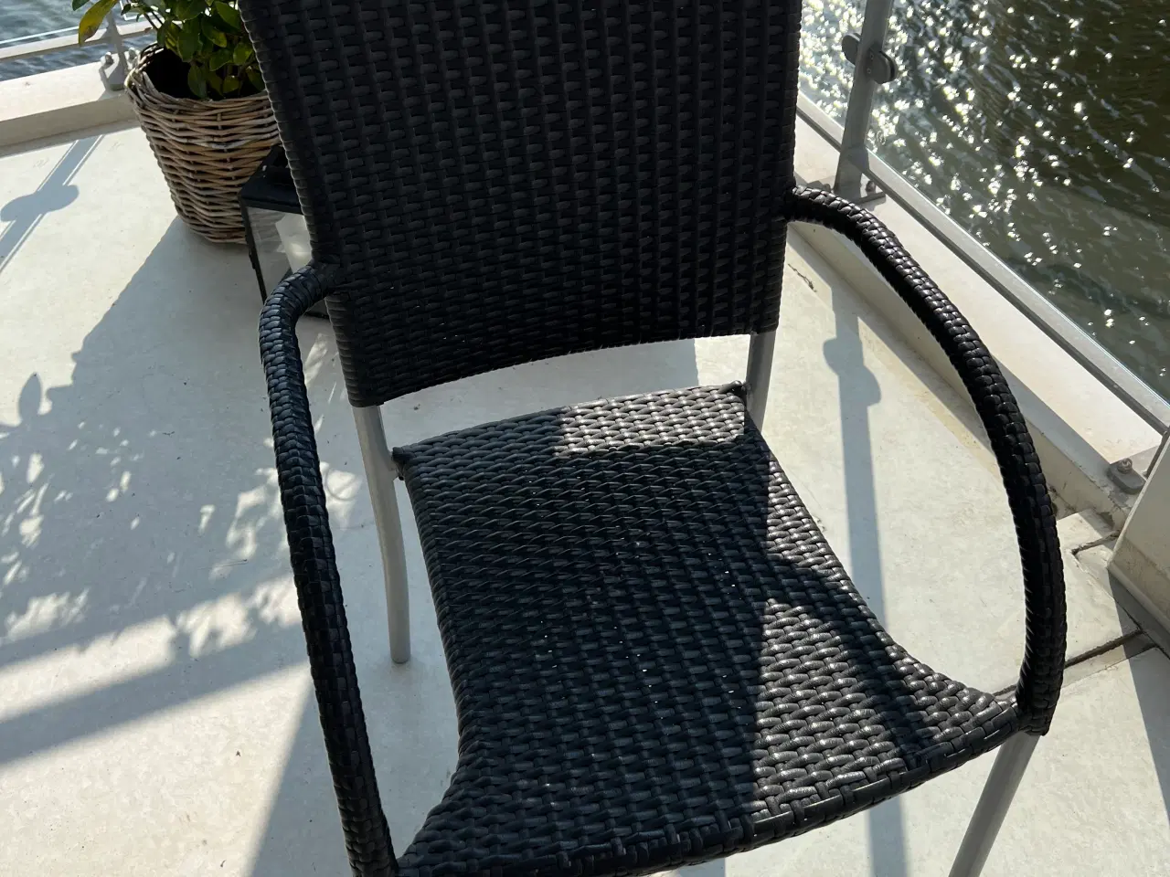 Billede 2 - 4 stole i sort flettet plast