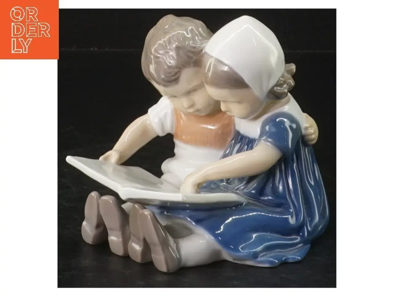 Billede 1 - Porcelænsfigur af børn der læser fra B&G (str. H. 10,5 cm)