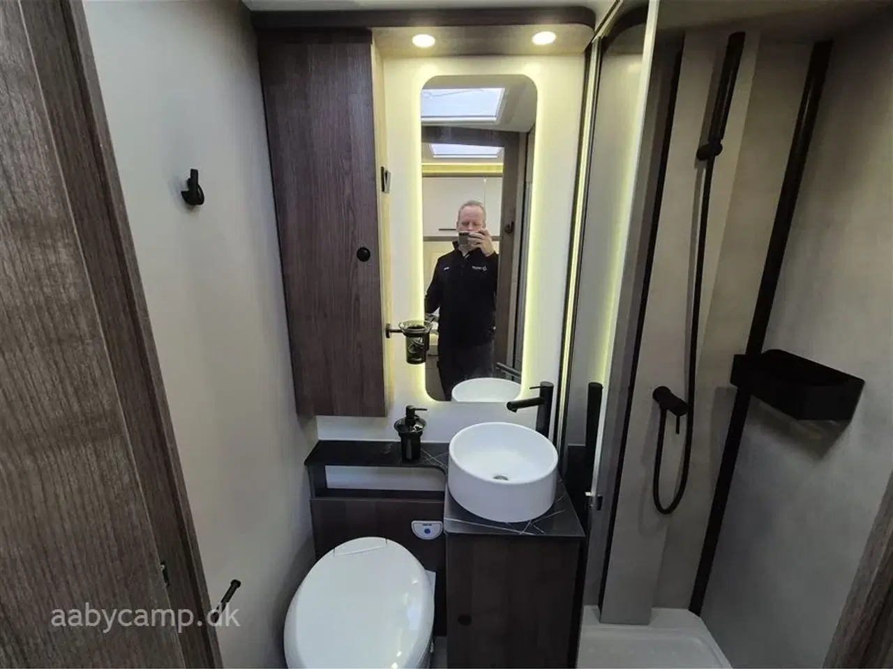 Billede 18 - 2026 - Benimar Tessoro 444   Nk Pakke. 8 trins Automatgear. 200W solceller. Webasto Dieselfyr. Kompressor køleskab.