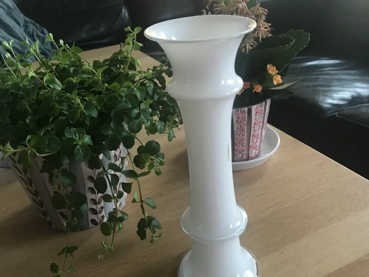 Billede 1 - Holmegaard MB vase i opal hvid - Højde 26,2 cm.