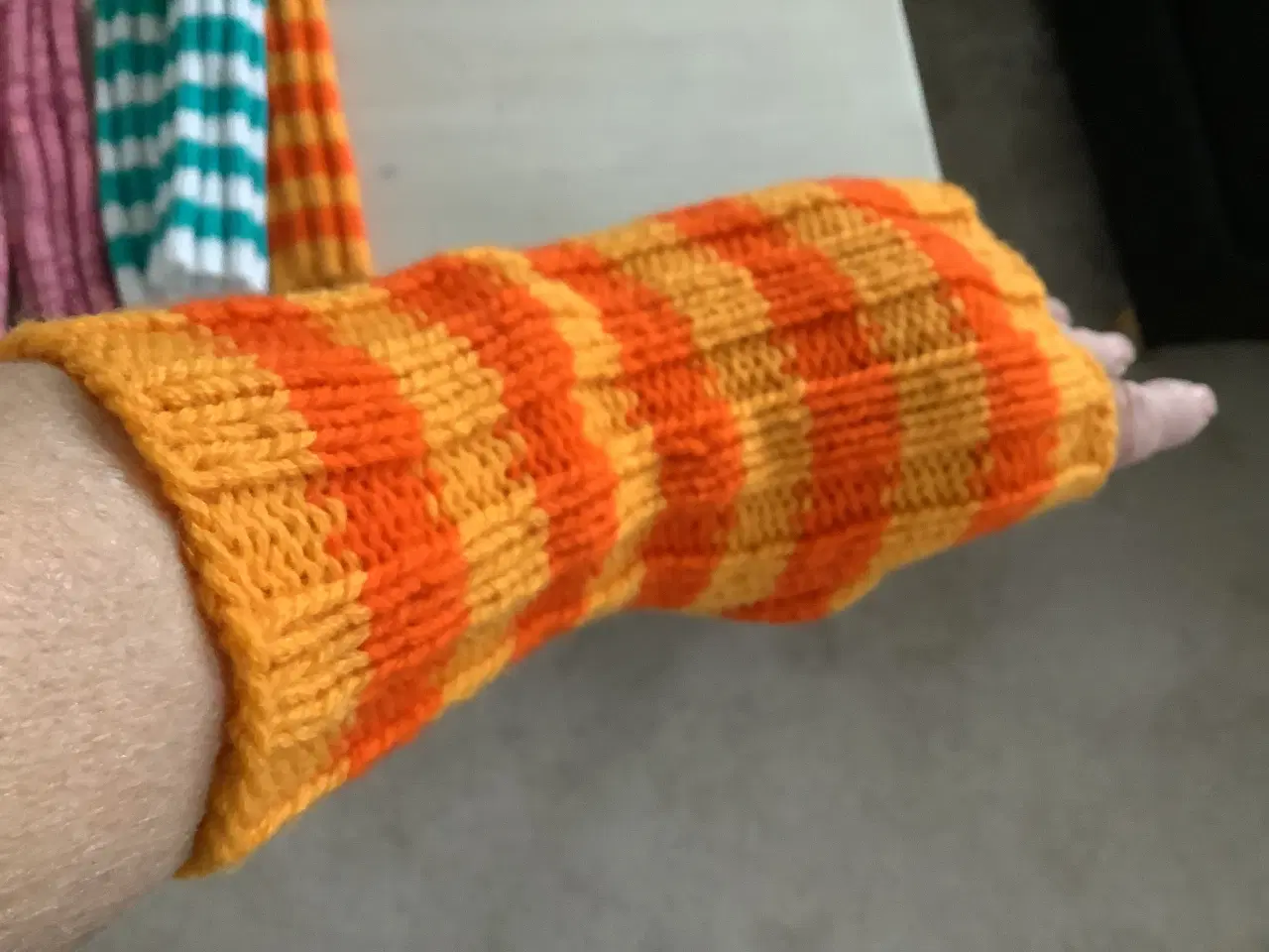 Billede 3 - Strikket pulsvarmer/handsker