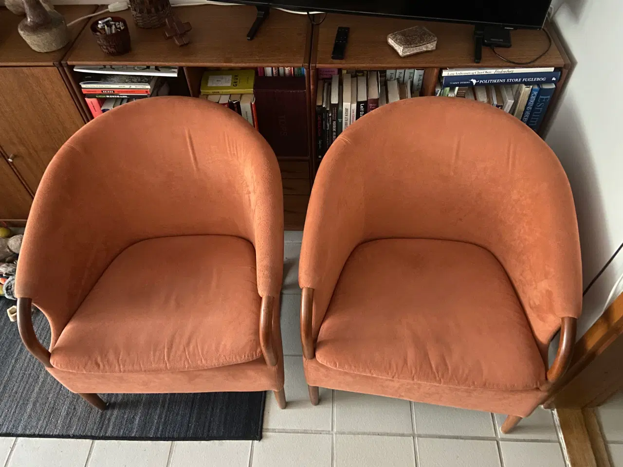 Billede 1 - To orangefarvede armstole.