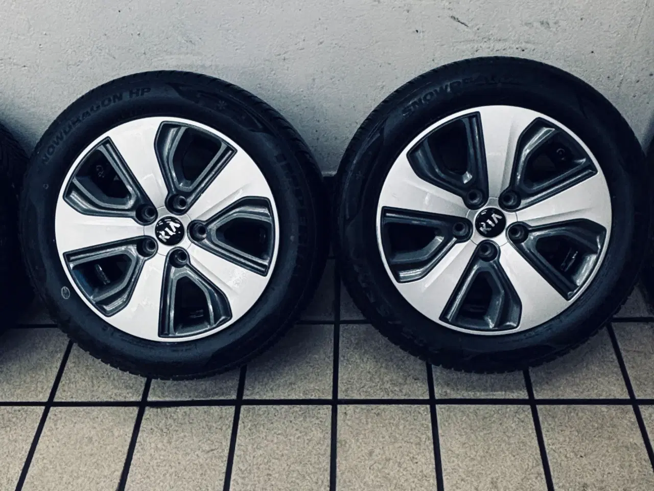 Billede 3 - 🚗 Originale Kia Niro alufælge med vinterdæk – kla