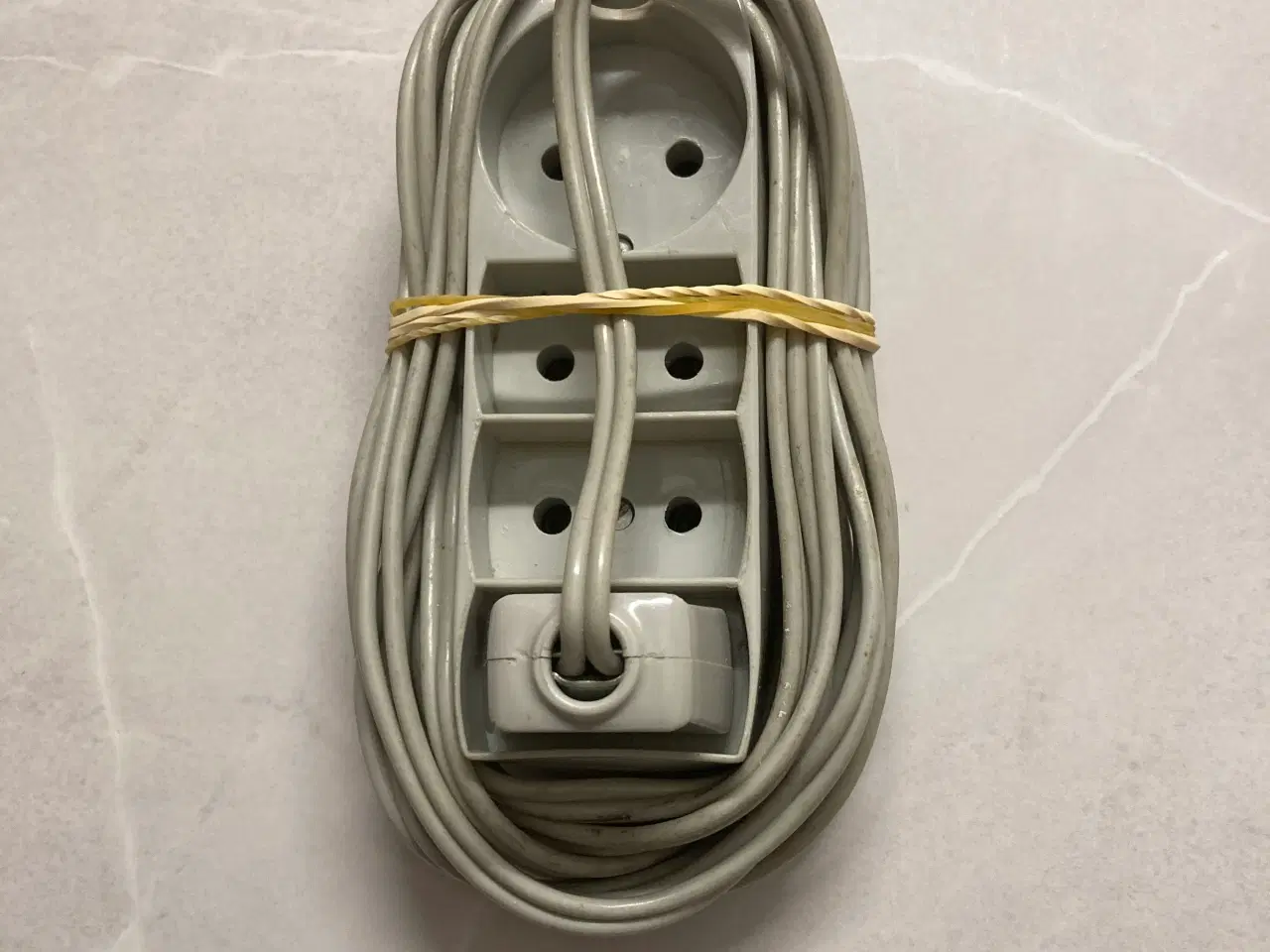 Billede 1 - Grå stikdåse med 4 udtag 